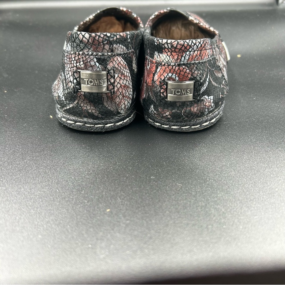 Toms Shiny Floral Patterned Flats Sz 9.5 Comfort Walking  Dressy Feminine Pretty - Picture 3 of 8